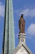 La statue de la Vierge.