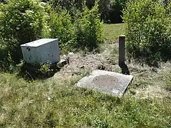 Le puits no&nbsp;6, et son exutoire de grisou, apparemment dégradé.