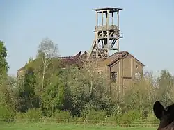 Le chevalement et le bâtiment d'extraction.