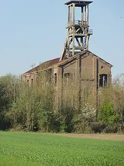 Le chevalement et le bâtiment d'extraction.