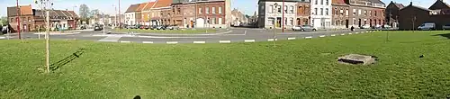 Panorama montrant dans un espace vers les têtes de puits matérialisées Sainte-Barbe et Saint-Waast à Aniche. Une route et des habitations sont visibles en arrière-plan.