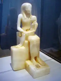 Pépi II allaité par sa mère tel un nouvel Horus. VIe dynastie, Brooklyn Museum.