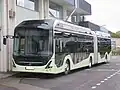 Photographie en couleurs d’un autobus articulé électrique en essai sur le réseau.