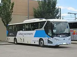 Photographie en couleurs d’un autocar électrique en essai sur le réseau interurbain de la région Auvergne-Rhône-Alpes.