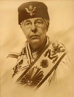 Photo portrait en monochrome d'Annie Besant, elle porte les decors du 33e&nbsp;degré maçonnique