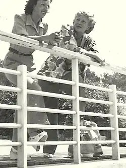 Annie Ducaux en 1946 sur le tournage de Les Requins de Gibraltar