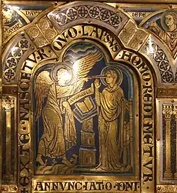 Détail d'orfèvrerie. Un ange dit « Ave Maria » à une femme.