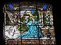 Vitrail de l'église présentant une scène biblique de la Vierge. Tableau de l'Annonciation.