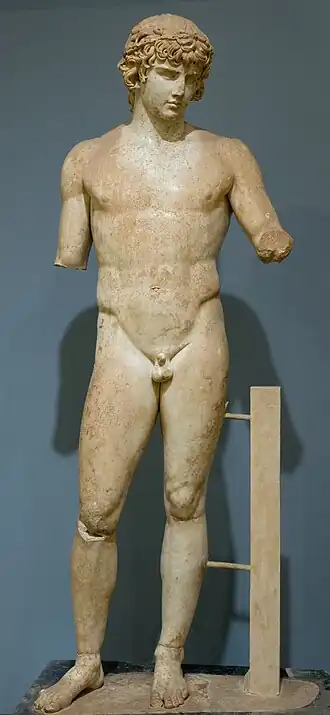 Antinoüs héroïsé (après 130 EC), sur un corps de « style sévère » du Ve&nbsp;siècle AEC. Marbre 1,80&nbsp;m. .Musée de Delphes