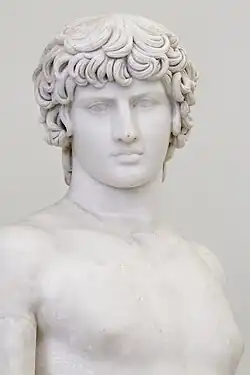 Statue d'Antinoüs Farnèse (130-137 apr. J.-C.), exemple du type principal.