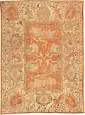 Un tapis d'Oushak ancien classique. Quatre dragons sinueux tournent autour du centre d'un champ d'abricot, alors qu'au-dessus et en dessous d'eux, des lions ailés bondissent sur d'autres créatures.