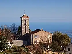 Maison communale et église.