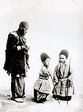 Un homme et deux nains