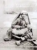Mère allaitant son enfant.