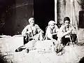 Trois hommes avec un lion