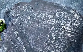 Peintures rupestres représentant des hommes ornés d'un casque.