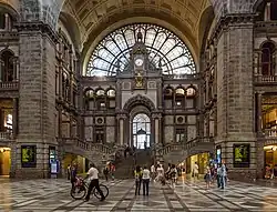 Salle des pas perdus et son escalier vers les quais.