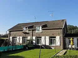 Des habitations groupées par deux.