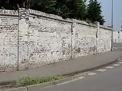 Le mur d'enceinte.
