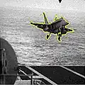Photo d'un avion de chasse aterrissant sur un porte-avions