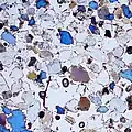 Photo d'un béton en gros plan (structures colorées visibles)