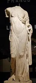 Au musées du Capitole, Centrale Montemartini. Marbre du Pentélique, découvert sur le mont Esquilin.