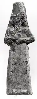 Homme à la capuche de poisson : Apkallu. Nimrud. Céramique néo-assyrienne, IXe – VIIIe&nbsp;siècle. The Met.