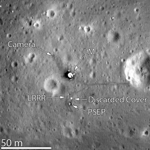 Le site d'atterrissage d'Apollo 11 photographié par la sonde LRO en 2012 : on peut distinguer le module lunaire, des traces de pas et certains équipements installés par l'équipage.