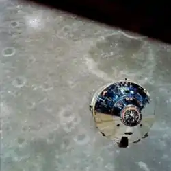 Vaisseau spatial avec la surface lunaire en arrière-plan.