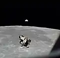 Photographie en couleur du module lunaire remontant vers le module de commande depuis la Lune.