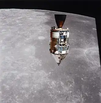 Le vaisseau Apollo photographié depuis le module lunaire lors de la manœuvre de rendez-vous après le décollage de la Lune.