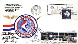 Photographie en couleur d'une enveloppe avec cachets postaux et signatures des astronautes.