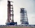 La fusée acheminée vers son aire de lancement