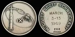 Les deux côtés d'une médaille en argent.