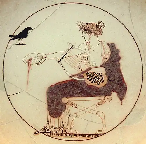 Apollon citharède versant une libation, coupe attique à fond blanc, v.&nbsp;460 av. J.-C. Musée archéologique de Delphes.