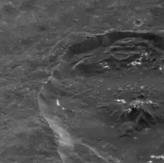 Image MESSENGER à angle de soleil élevé, montrant le cratère nord et les creux possibles