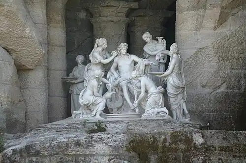 Apollon et cinq nymphes dans la grotte centrale du bosquet.
