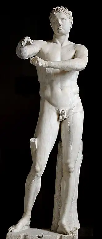 L’Apoxyomène dans le cabinet auquel il a donné son nom, musée Pio-Clementino.