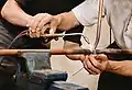 Apprentissage de la brasure tendre à quatre mains sur cuivre.