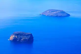 Vue aérienne de l'île Daphne Menor (au premier plan).