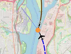 Carte représentant la trajectoire des deux appareils à proximité de l'aéroport, et marquant leur point d'impact au-dessus du fleuve.