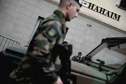 Après les attentats de 2015,  opération Sentinelle près de la synagogue Or Hahaim de Belleville, 20e arrondissement de Paris, décembre 2015.