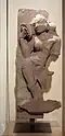 Apsara au miroir, dans la pose en triple flexion : tribhanga. Lourdes parures au cou et aux oreilles, ceinture de joyaux sur dhoti transparente. Khajurâho, Xe – XIe&nbsp;siècle. Grès rose. H. 58&nbsp;cm. Inde du Nord