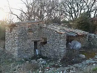 Pigeonnier à Apt, établi dans un cabanon en pierre sèche de la fin du XVIIIe&nbsp;siècle(Vaucluse)..