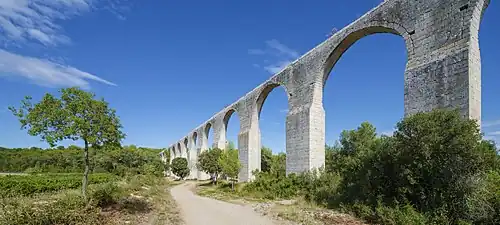 Aqueduc alimentant le château de Castries.
