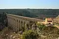 Aqueduc de Roquefavour et poste de garde vus depuis la falaise à l'Est.