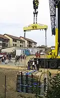 Phase 4 : La section de conduit est posée dans le nouveau site qui a été excavé.