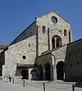 Ce type d'oculus reste fréquent dans l'architecture romane en Italie, basilique d'Aquilée.