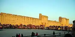 Photographie contemporaine des remparts vus depuis les arènes.