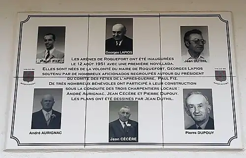Plaque commémorative sur la façade des arènes.